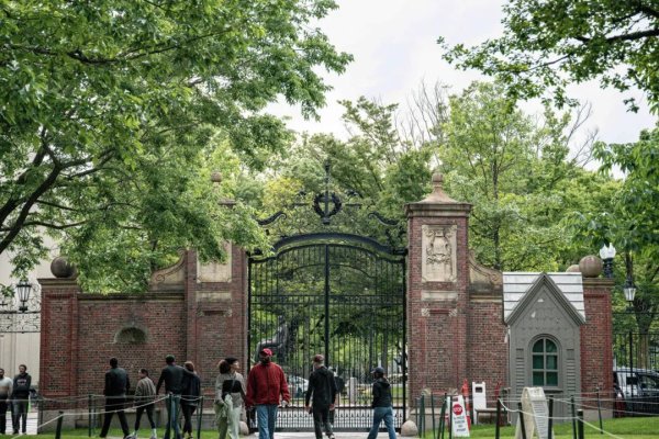 配先查 白宫重击高校，华尔街、硅谷紧张起来了……